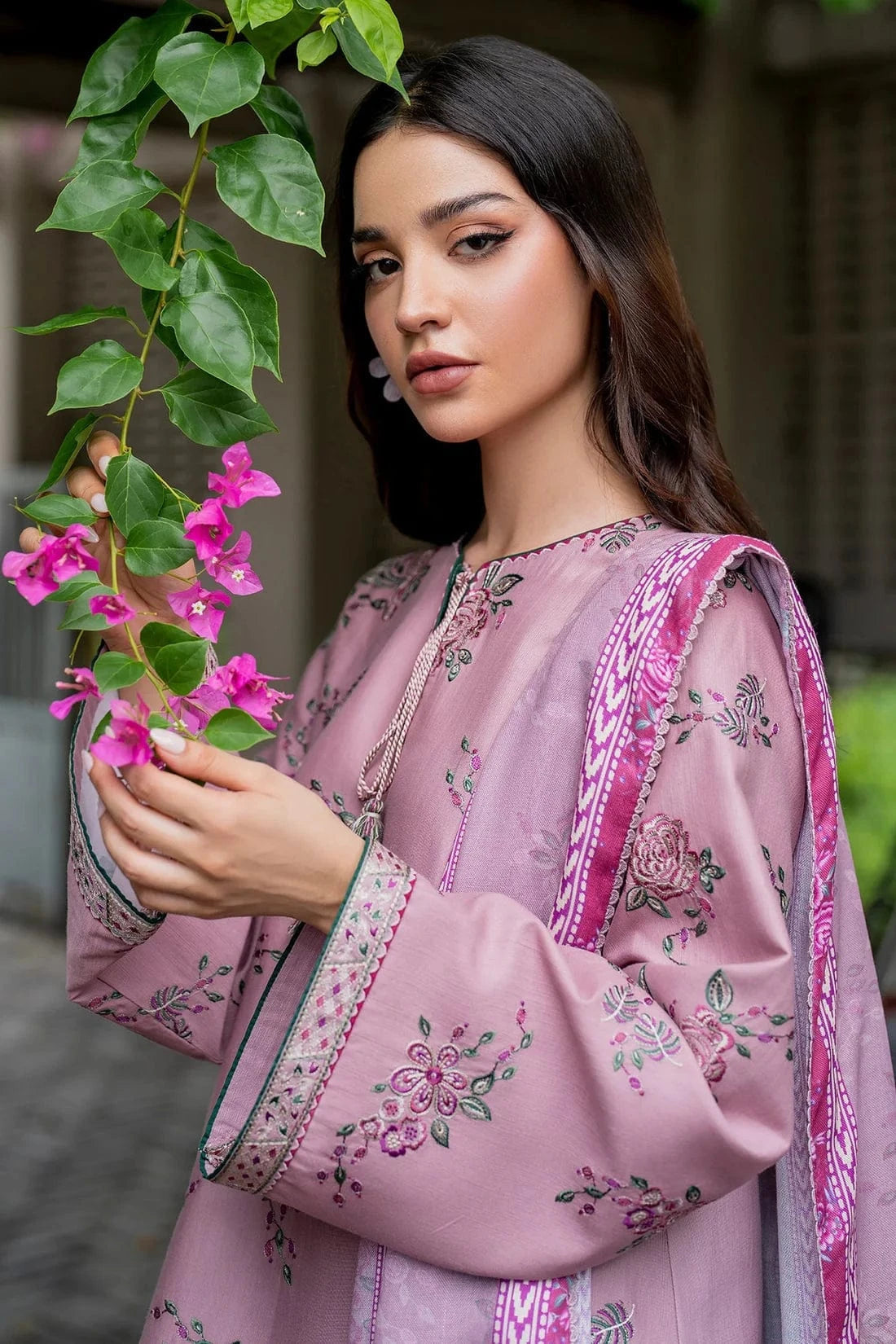 Sapphire SP-713 Lawn Embroidered 3pc