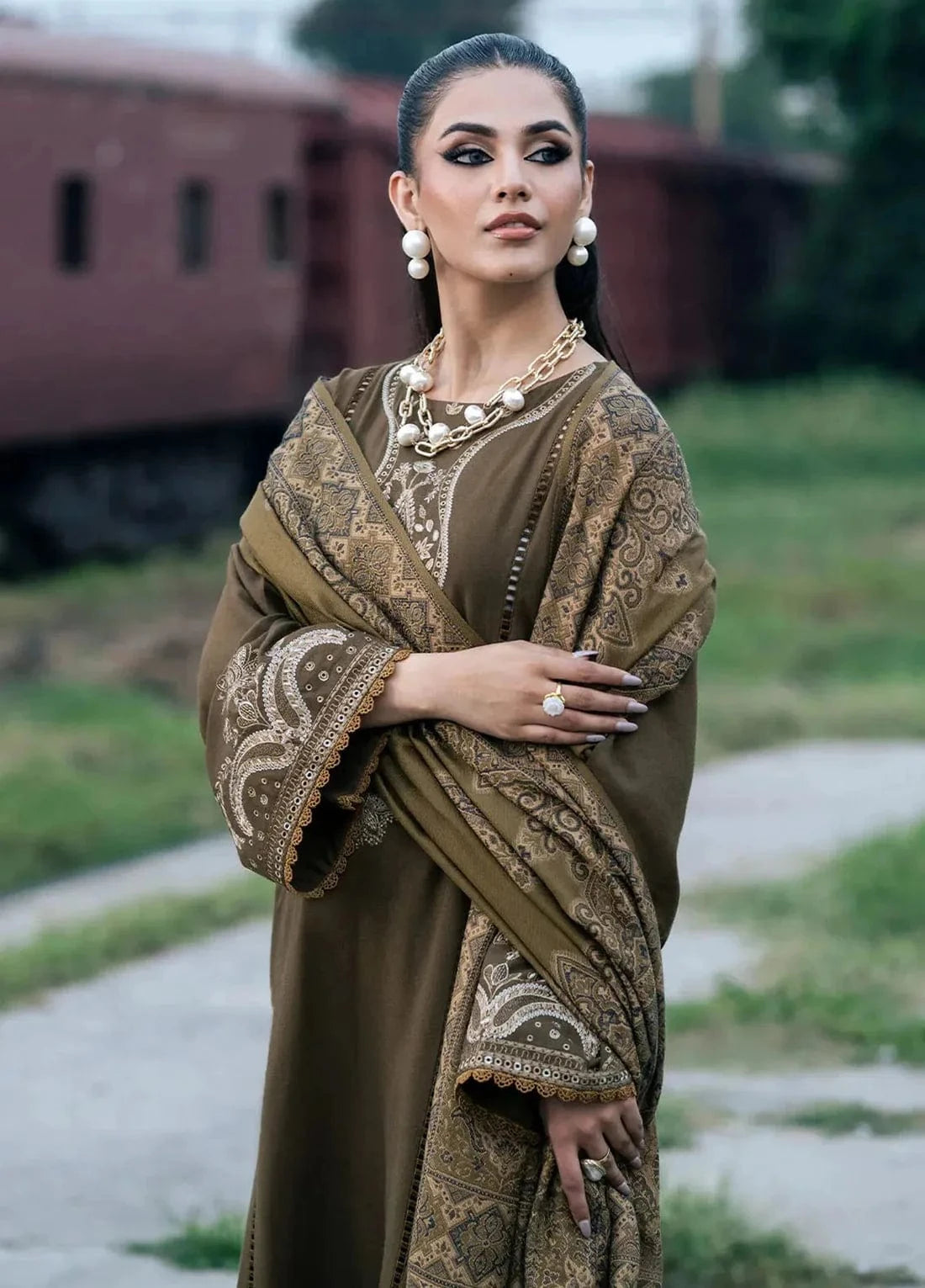 Sapphire D-101 Embroidered Dhanak 3pc
